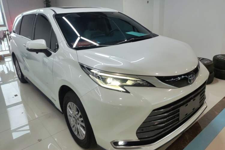 Used Toyota SIENNA 2021 2.5L Hybrid Luxury Edition Front Right 45 Deg
