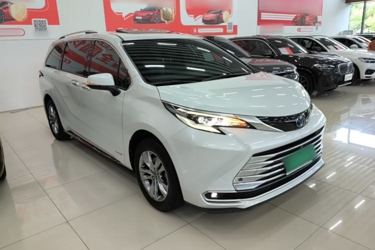 Used Toyota SIENNA 2021 2.5L Hybrid Platinum Edition Front Right 45 Deg