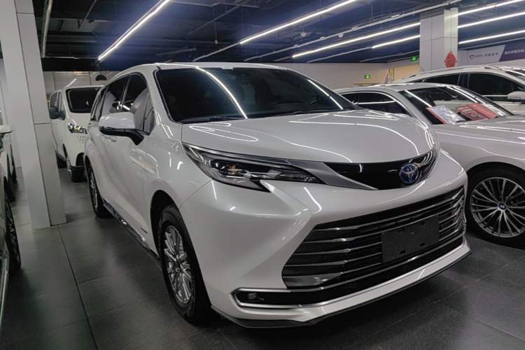 Used Toyota SIENNA 2021 2.5L Hybrid Premium Edition Front Right 45 Deg