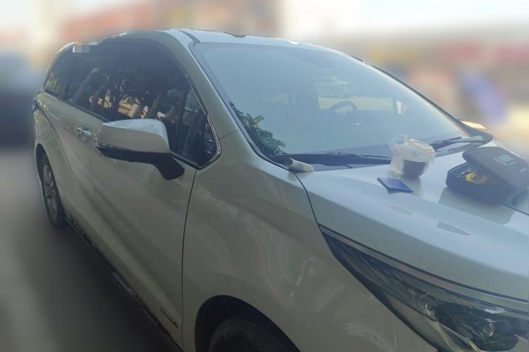 Used Toyota SIENNA 2021 2.5L Hybrid Platinum Edition Front Right 45 Deg