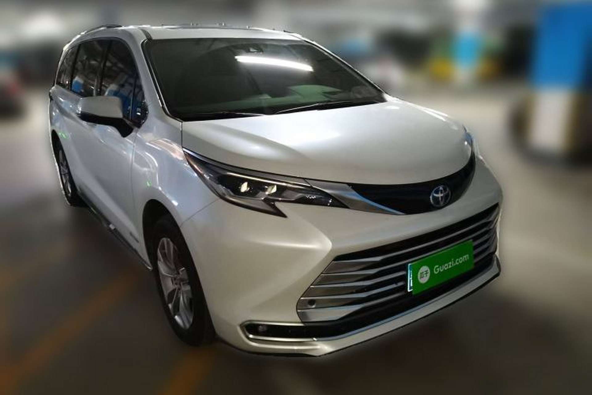 Used Toyota SIENNA 2021 2.5L Hybrid Platinum Edition Front Right 45 Deg
