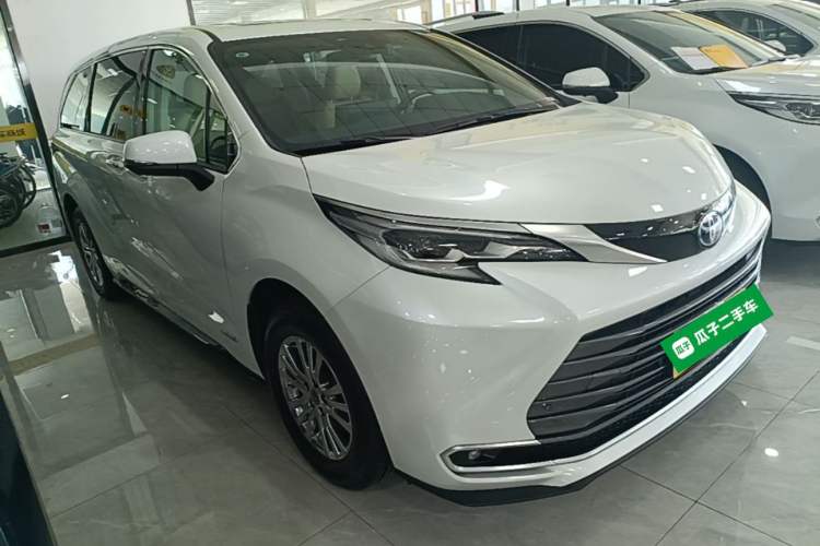 Used Toyota SIENNA 2021 2.5L Hybrid Premium Edition Front Right 45 Deg