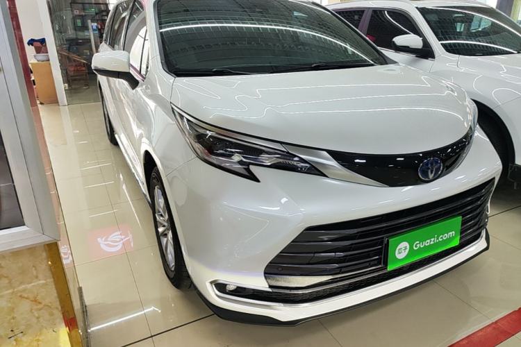 Used Toyota SIENNA 2021 2.5L Hybrid Ultimate Edition Front Right 45 Deg