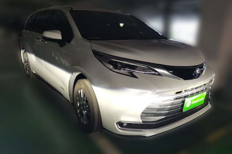 Used Toyota SIENNA 2021 2.5L Hybrid Premium Edition Front Right 45 Deg