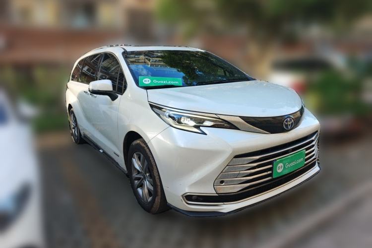 Used Toyota SIENNA 2021 2.5L Hybrid Platinum Edition Front Right 45 Deg