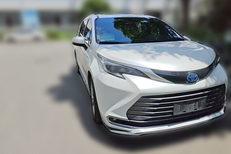 Used Toyota SIENNA 2021 2.5L Hybrid Ultimate Edition Front Right 45 Deg