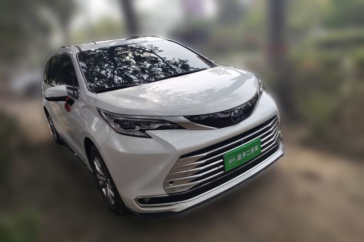 Used Toyota SIENNA 2021 2.5L Hybrid Platinum Edition Front Right 45 Deg