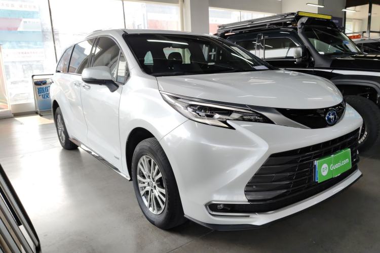 Used Toyota SIENNA 2021 2.5L Hybrid Premium Edition Front Right 45 Deg