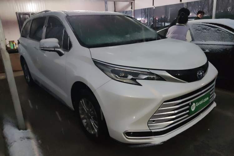 Used Toyota SIENNA 2021 2.5L Hybrid Luxury Edition Front Right 45 Deg