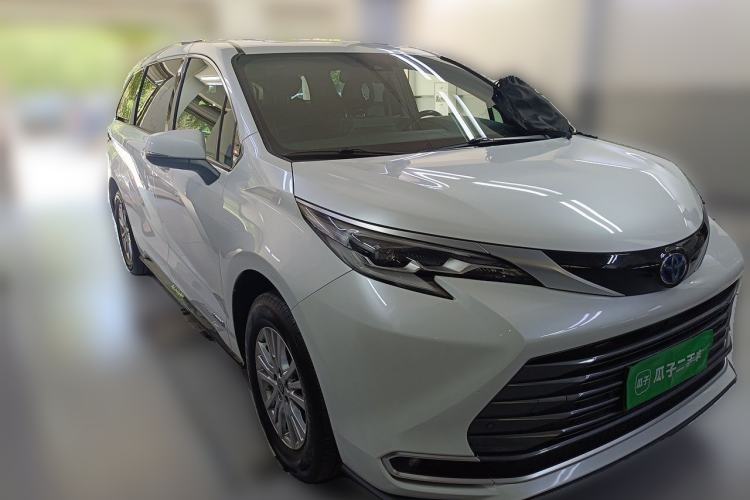 Used Toyota SIENNA 2021 2.5L Hybrid Premium Edition Front Right 45 Deg