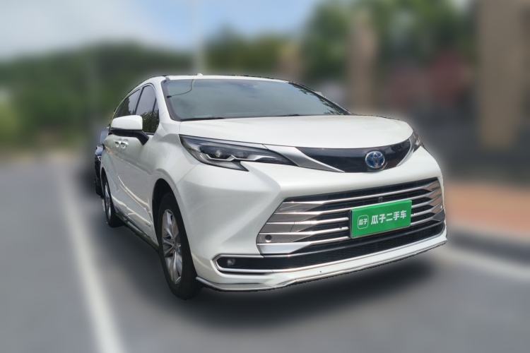 Used Toyota SIENNA 2021 2.5L Hybrid Platinum Edition Front Right 45 Deg
