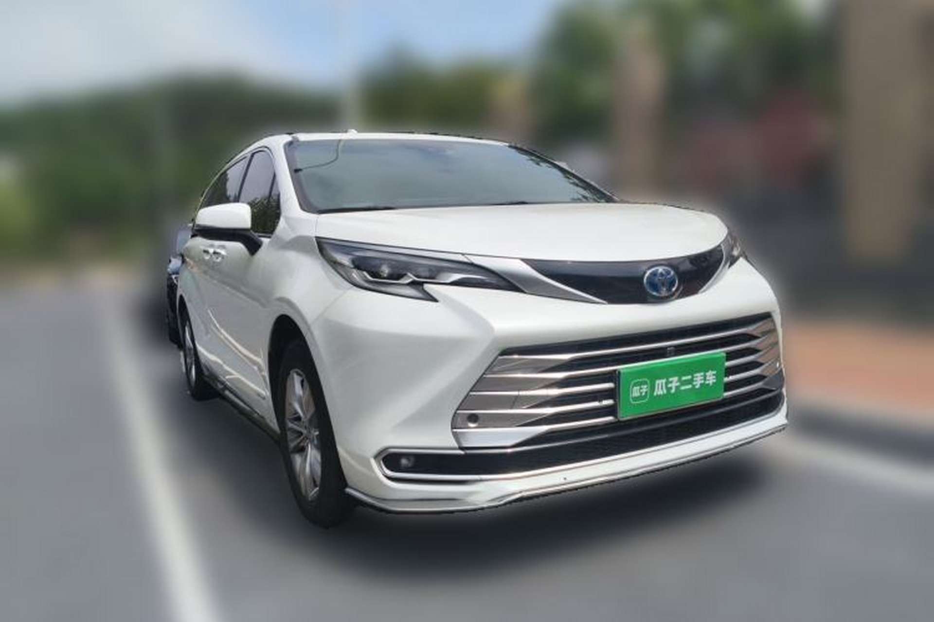 Used Toyota SIENNA 2021 2.5L Hybrid Platinum Edition Front Right 45 Deg