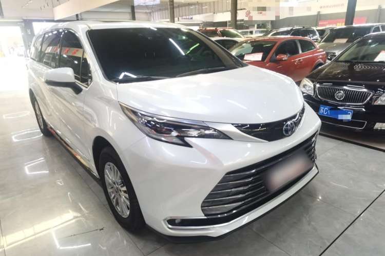 Used Toyota SIENNA 2021 2.5L Hybrid Premium Edition Front Right 45 Deg