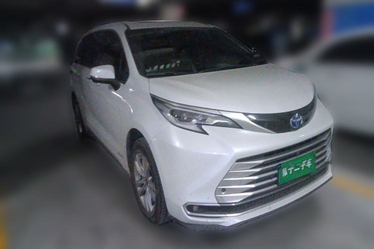 Used Toyota SIENNA 2021 2.5L Hybrid Platinum Edition Front Right 45 Deg