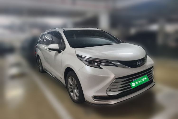 Used Toyota SIENNA 2021 2.5L Hybrid Platinum Edition Front Right 45 Deg