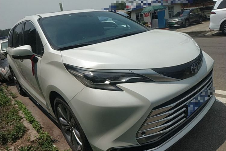 Used Toyota SIENNA 2021 2.5L Hybrid Platinum Edition Front Right 45 Deg