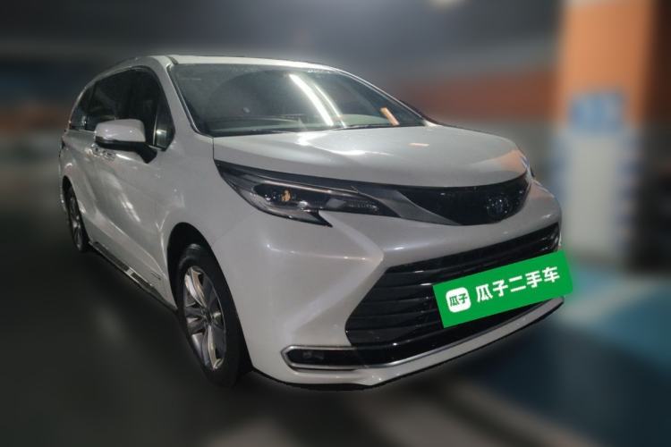 Used Toyota SIENNA 2021 2.5L Hybrid Ultimate Edition Front Right 45 Deg