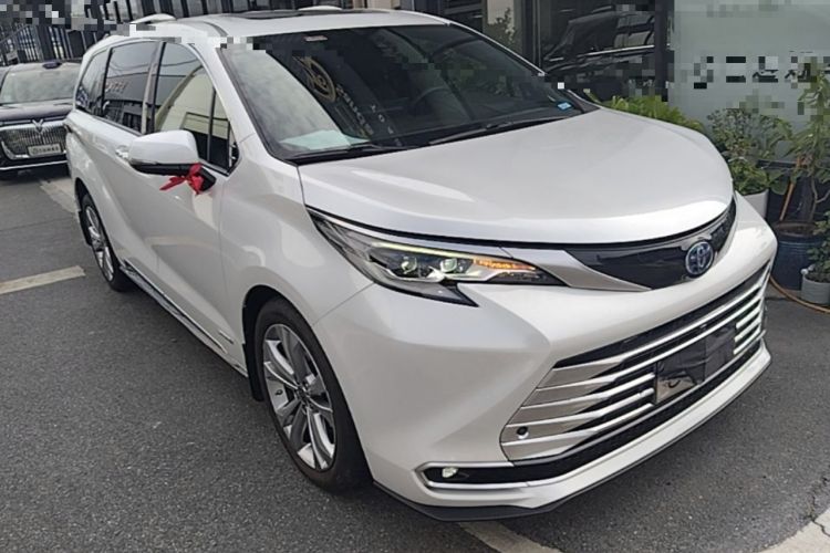 Used Toyota SIENNA 2021 2.5L Hybrid Platinum Edition Front Right 45 Deg