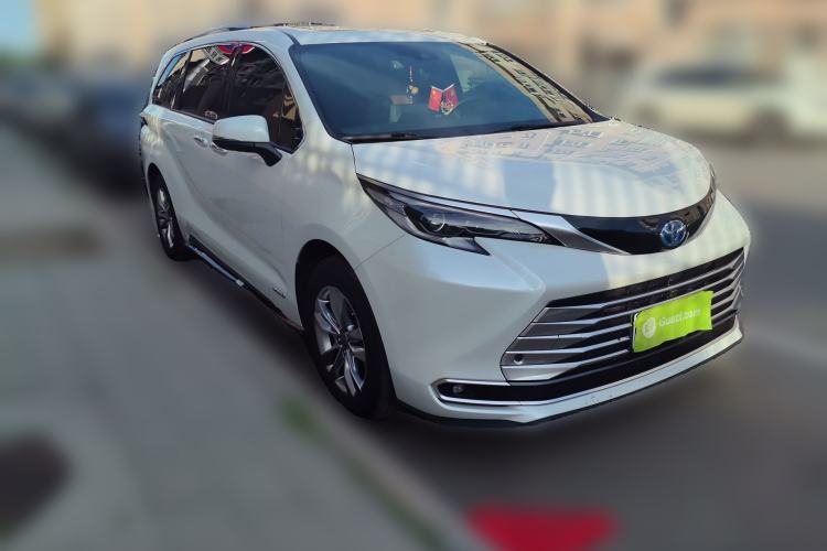 Used Toyota SIENNA 2021 2.5L Hybrid Platinum Edition Front Right 45 Deg