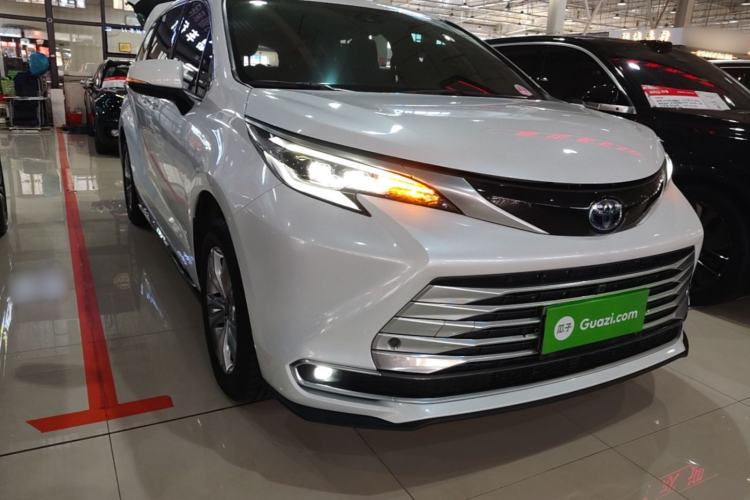 Used Toyota SIENNA 2021 2.5L Hybrid Platinum Edition Front Right 45 Deg