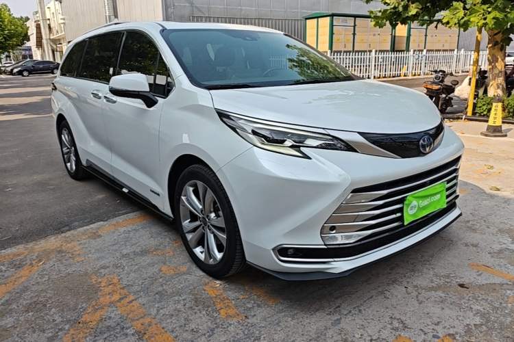 Used Toyota SIENNA 2021 2.5L Hybrid Platinum Edition Front Right 45 Deg