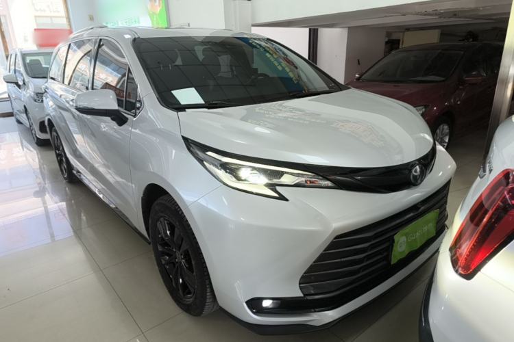 Used Toyota SIENNA 2021 2.5L Hybrid Ultimate Edition Front Right 45 Deg