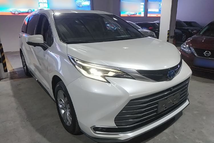 Used Toyota SIENNA 2021 2.5L Hybrid Ultimate Edition Front Right 45 Deg