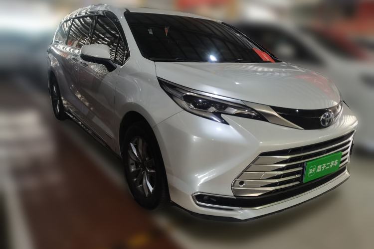 Used Toyota SIENNA 2021 2.5L Hybrid Platinum Edition Front Right 45 Deg