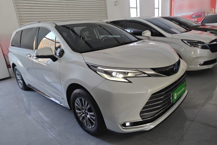 Used Toyota SIENNA 2021 2.5L Hybrid Premium Edition Front Right 45 Deg