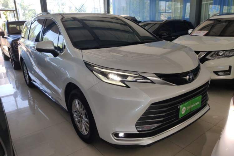 Used Toyota SIENNA 2021 2.5L Hybrid Premium Edition Front Right 45 Deg