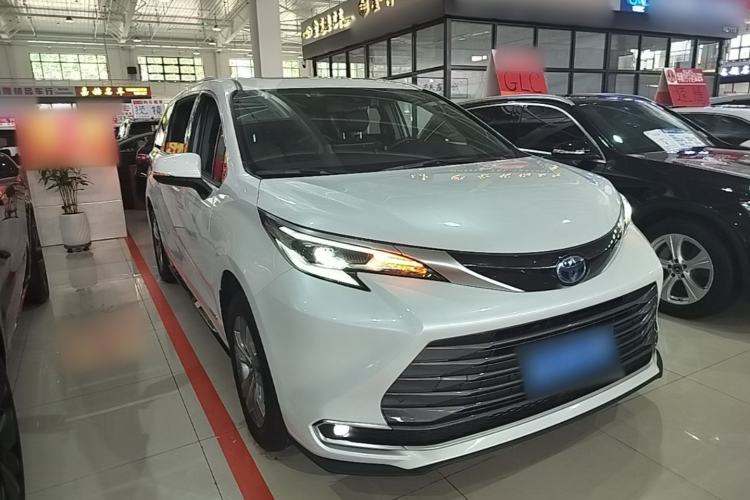 Used Toyota SIENNA 2021 2.5L Hybrid Ultimate Edition Front Right 45 Deg