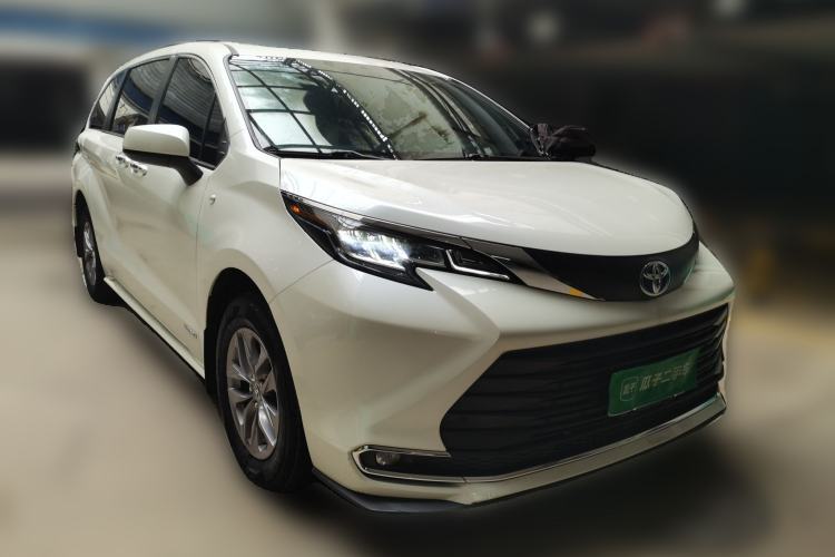 Used Toyota SIENNA  Front Right 45 Deg