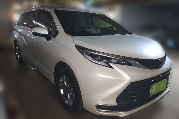 Used Toyota SIENNA 2021 2.5L Hybrid Ultimate Edition Front Right 45 Deg