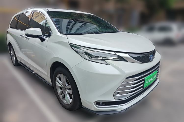 Used Toyota SIENNA 2021 2.5L Hybrid Platinum Edition Front Right 45 Deg