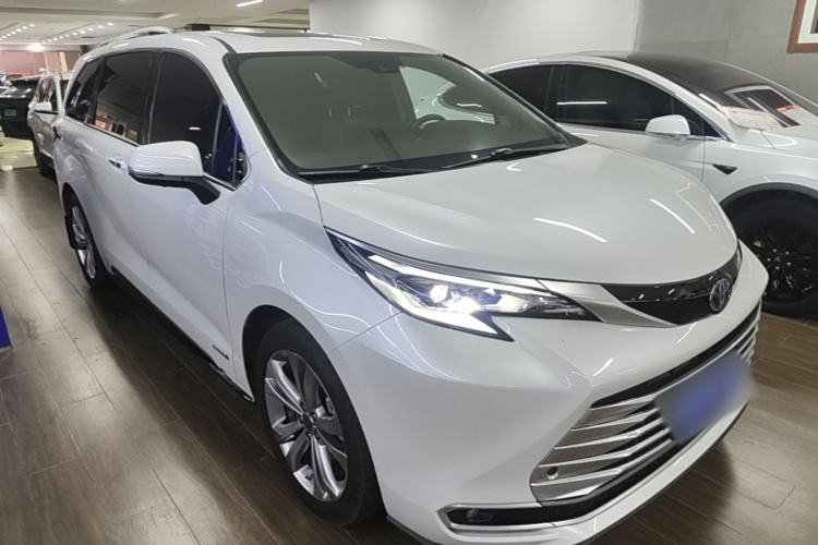 Used Toyota SIENNA 2021 2.5L Hybrid Platinum Edition Front Right 45 Deg
