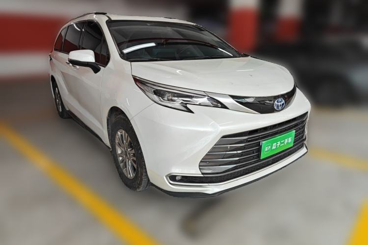 Used Toyota SIENNA 2021 2.5L Hybrid Premium Edition Front Right 45 Deg