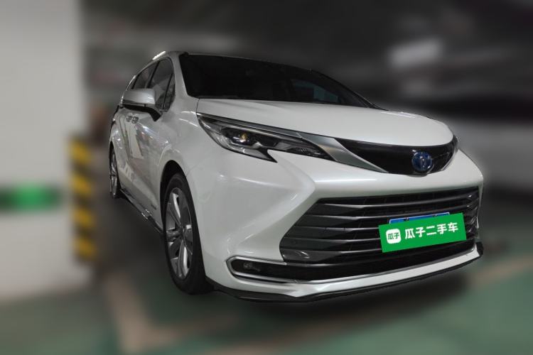 Used Toyota SIENNA 2021 2.5L Hybrid Premium Edition Front Right 45 Deg