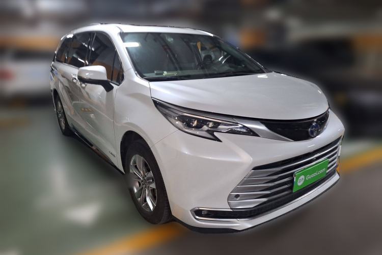 Used Toyota SIENNA 2021 2.5L Hybrid Platinum Edition Front Right 45 Deg