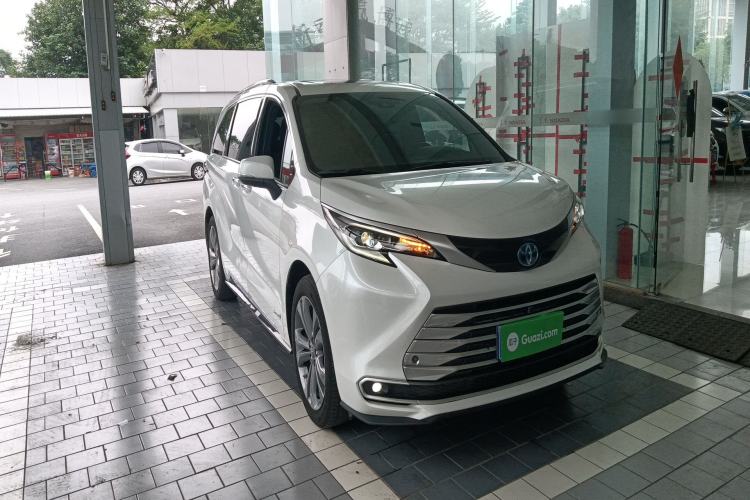 Used Toyota SIENNA 2021 2.5L Hybrid Platinum Edition Front Right 45 Deg
