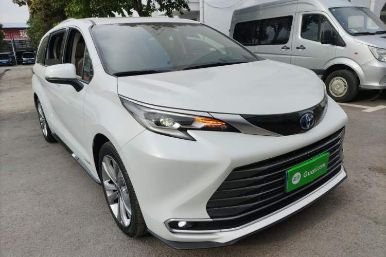 Used Toyota SIENNA 2021 2.5L Hybrid Ultimate Edition Front Right 45 Deg
