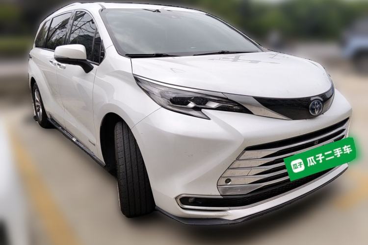 Used Toyota SIENNA 2021 2.5L Hybrid Platinum Edition Front Right 45 Deg