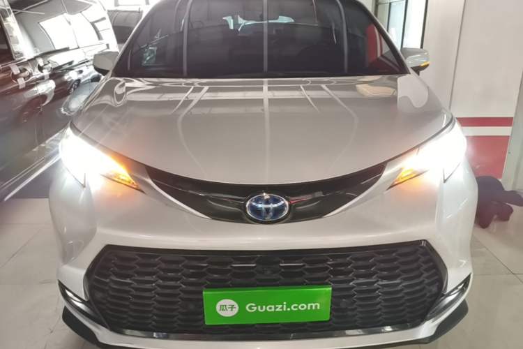 Used Toyota SIENNA 2021 2.5L Hybrid Luxury Edition Front