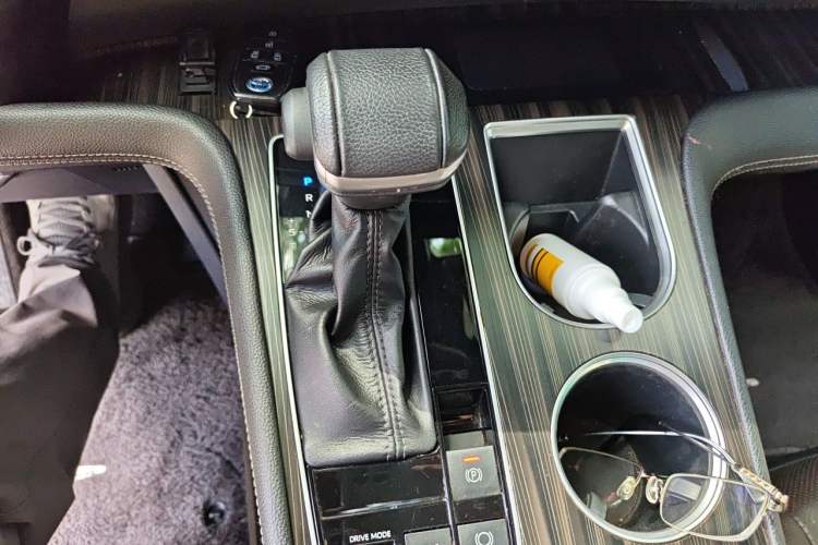Used Toyota SIENNA 2021 2.5L Hybrid Platinum Edition Gear Lever