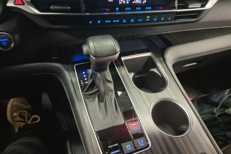 Used Toyota SIENNA 2021 2.5L Hybrid Platinum Edition Gear Lever