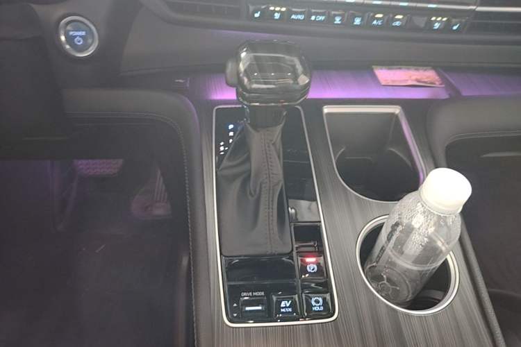 Used Toyota SIENNA 2021 2.5L Hybrid Premium Edition Gear Lever