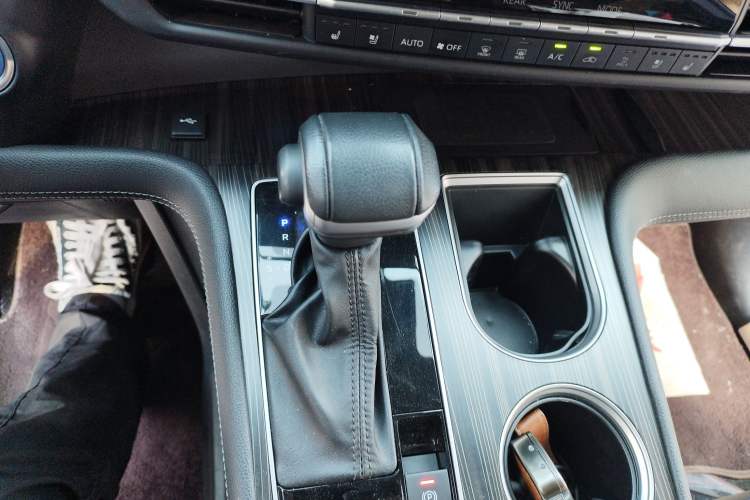 Used Toyota SIENNA 2021 2.5L Hybrid Platinum Edition Gear Lever