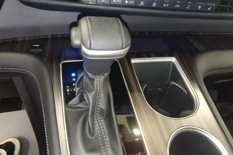 Used Toyota SIENNA 2021 2.5L Hybrid Platinum Edition Gear Lever