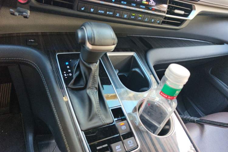 Used Toyota SIENNA 2021 2.5L Hybrid Platinum Edition Gear Lever