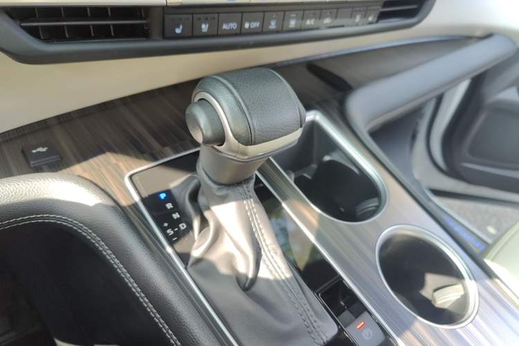 Used Toyota SIENNA 2021 2.5L Hybrid Premium Edition Gear Lever