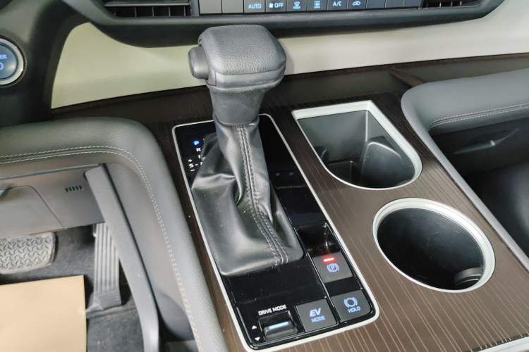 Used Toyota SIENNA 2021 2.5L Hybrid Comfort Edition Gear Lever